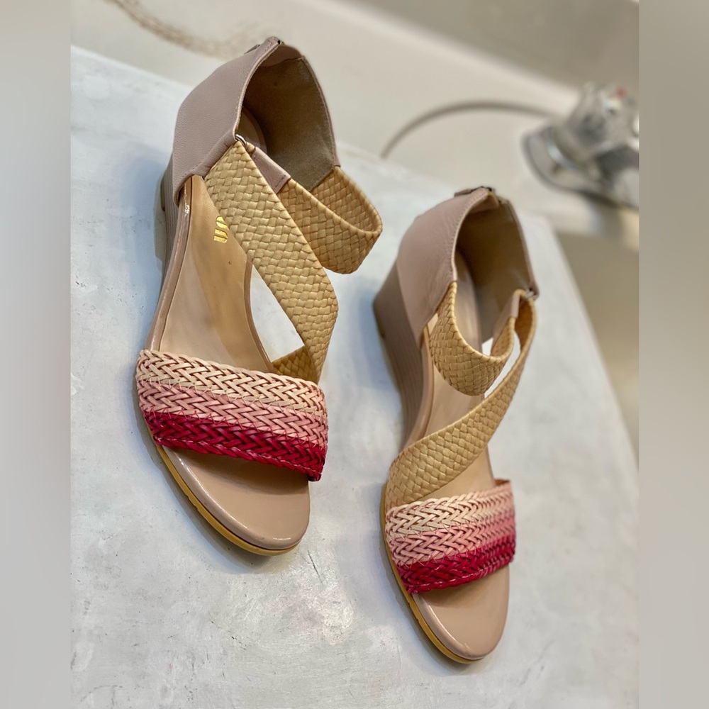 Beautiful Sandal women’s size 7 excellent condition perfect bottom , pinkfun